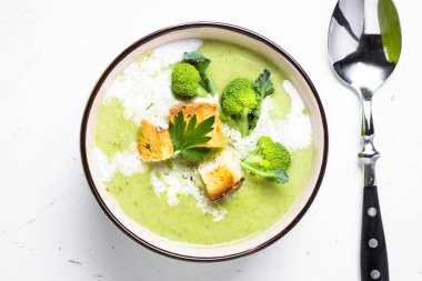 Brokoli ile yeşil çorba püre.