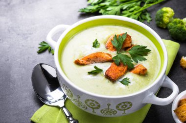 Yeşil çorba püre brokoli ve somon ile.