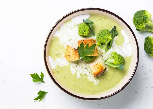 Brokoli ile yeşil çorba püre.