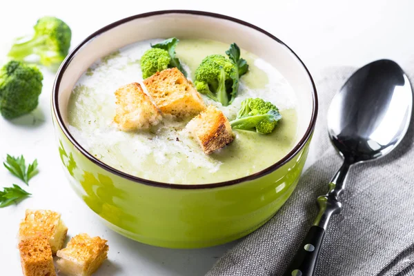 Brokoli ile yeşil çorba püre.