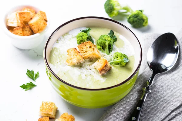 Grön soppa puré med broccoli. — Stockfoto
