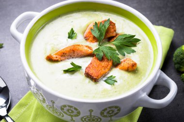 Yeşil çorba püre brokoli ve somon ile.