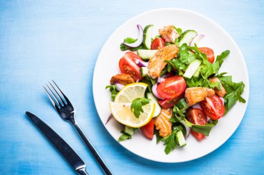 Somon ve sebzeli taze salata..