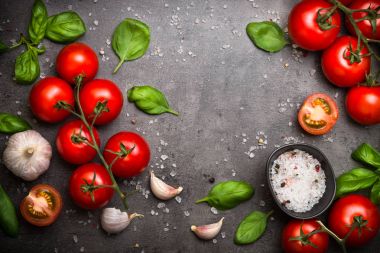 Siyah arduvaz arka plan üzerine taze domates.