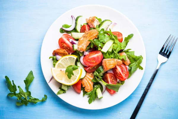 Somon ve sebzeli taze salata..