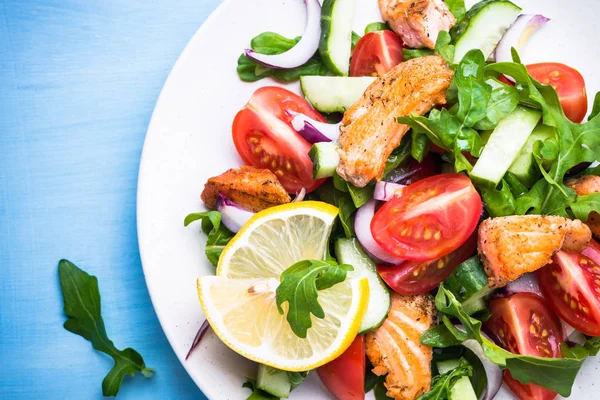 Fresh salad with salmon and vegetables. — Stock Photo, Image