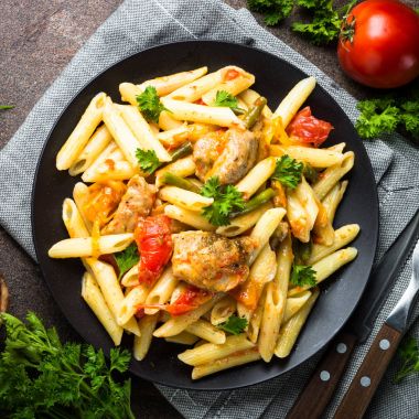 Et ve sebze ile makarna penne. 