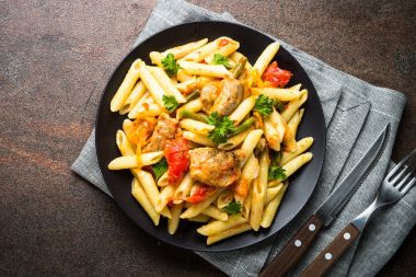 Et ve sebze ile makarna penne. 