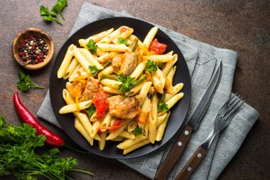 Et ve sebze ile makarna penne. 