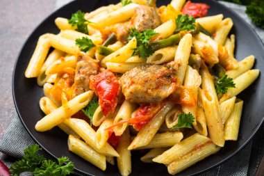 Et ve sebze ile makarna penne. 