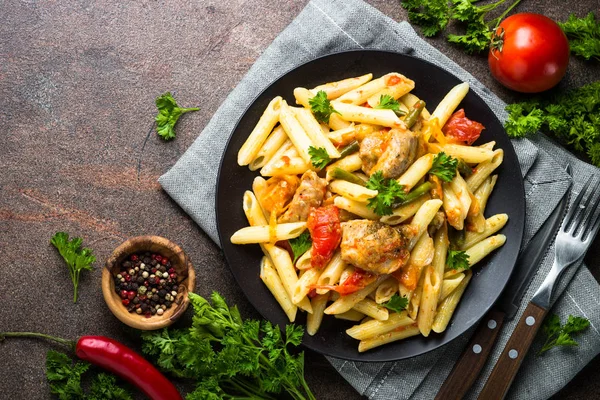 Et ve sebze ile makarna penne. 