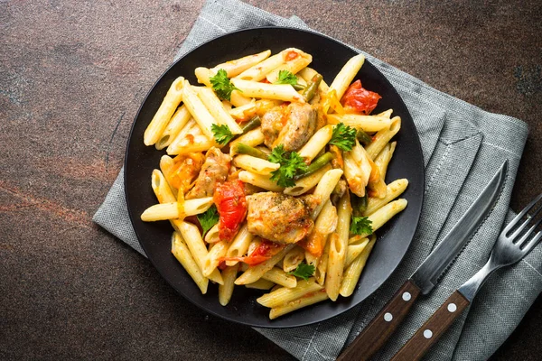 Et ve sebze ile makarna penne. 