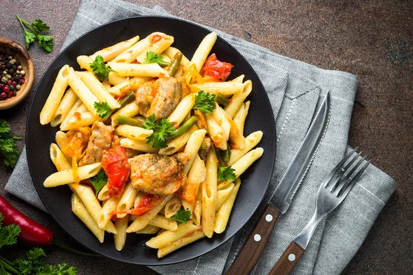 Et ve sebze ile makarna penne. 