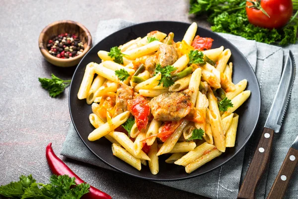 Et ve sebze ile makarna penne. — Stok fotoğraf