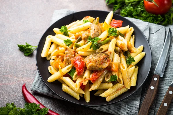 Et ve sebze ile makarna penne. 