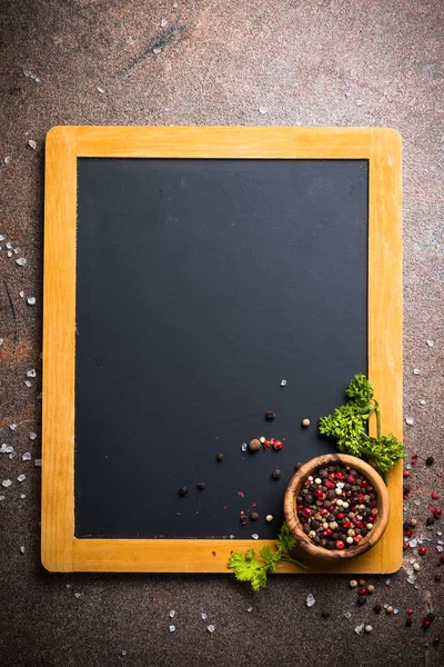Kara tahta ve baharat gıda arka plan.