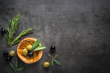 Siyah ve yeşil zeytin ve zeytinyağı siyah.