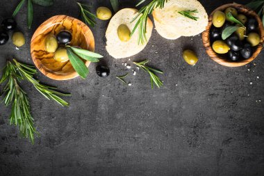 Siyah ve yeşil zeytin ve zeytinyağı siyah.