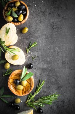 Siyah ve yeşil zeytin ve zeytinyağı siyah.