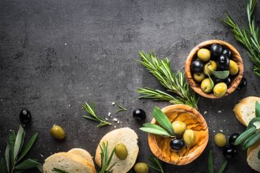 Siyah ve yeşil zeytin ve zeytinyağı siyah.