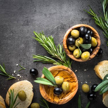 Siyah ve yeşil zeytin ve zeytinyağı siyah.