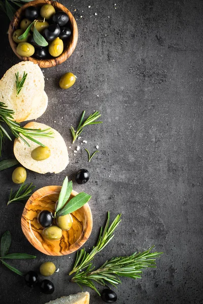 Siyah ve yeşil zeytin ve zeytinyağı siyah.