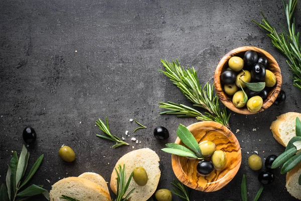 Siyah ve yeşil zeytin ve zeytinyağı siyah.