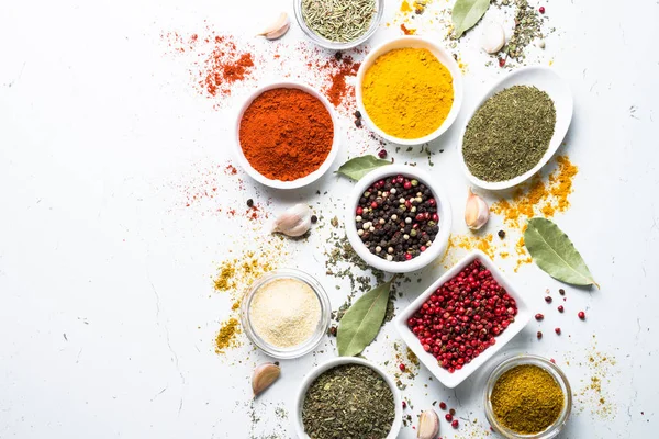 Taş masada bir kase içinde çeşitli baharatlar. 