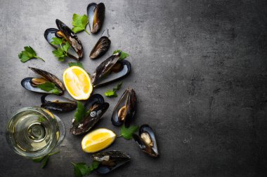 Haşlanmış midye ve beyaz şarap