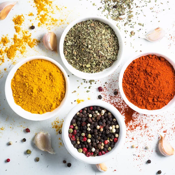 Beyaz bir kase içinde çeşitli baharatlar. 