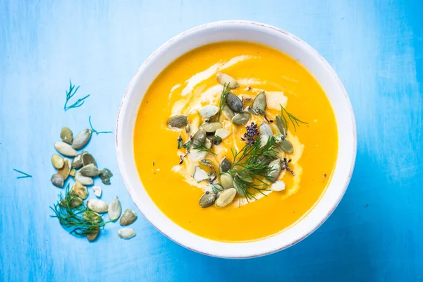 Kabak ve havuç çorbası mavi krem. 
