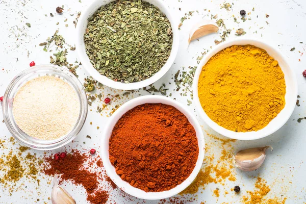 Taş masada bir kase içinde çeşitli baharatlar. 