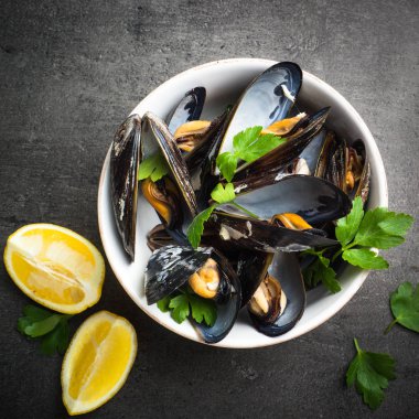 Bir kase haşlanmış midye.