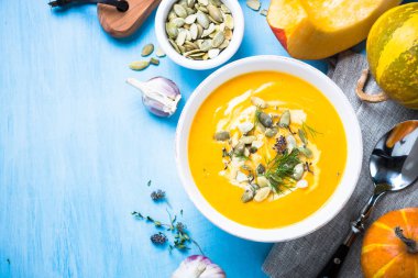 Kabak ve havuç çorbası mavi krem. 