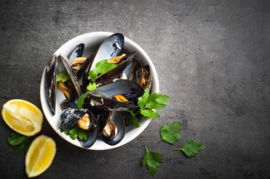 Haşlanmış midye ve beyaz şarap