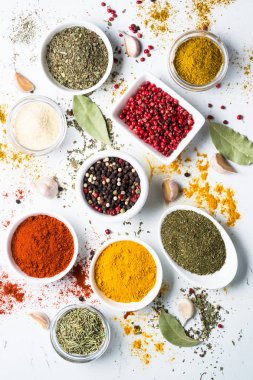 Baharatlar bir kase içinde beyaz arka plan üzerinde ayarlayın.. 