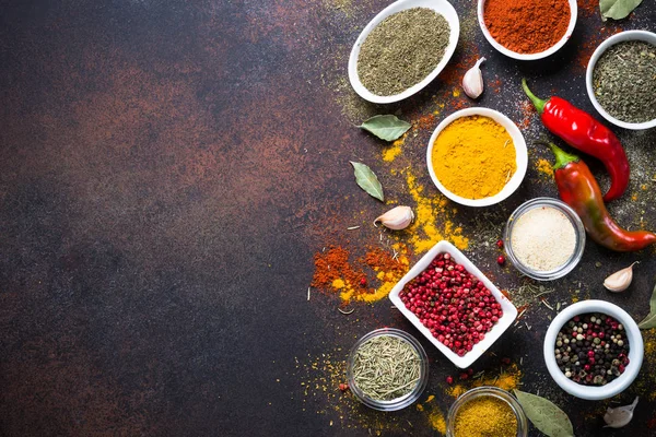 Diverse kruiden in een kommen op stenen tafel. — Stockfoto