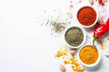 Taş masada bir kase içinde çeşitli baharatlar. 