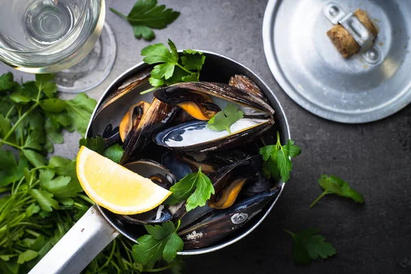 Haşlanmış midye ve beyaz şarap