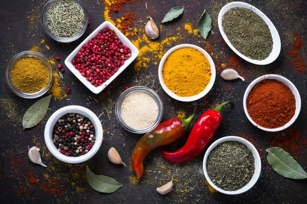 Taş masada bir kase içinde çeşitli baharatlar. 