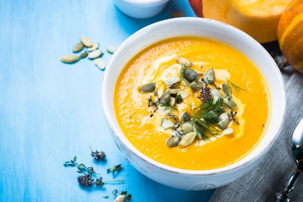 Sopa de creme de abóbora e cenoura em azul . — Fotografia de Stock