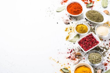Beyaz bir kase içinde çeşitli baharatlar. 