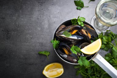 Haşlanmış midye ve beyaz şarap