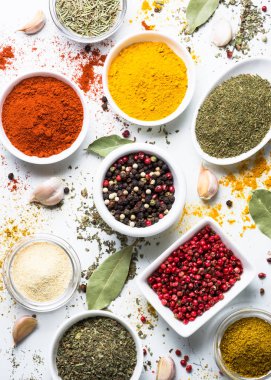 Baharatlar bir kase içinde beyaz arka plan üzerinde ayarlayın.. 
