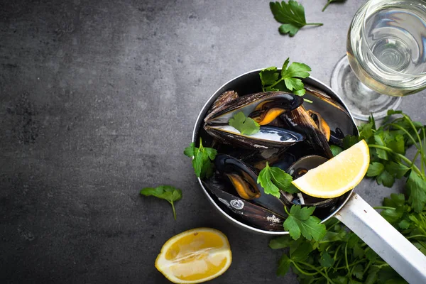 Haşlanmış midye ve beyaz şarap