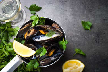 Haşlanmış midye ve beyaz şarap