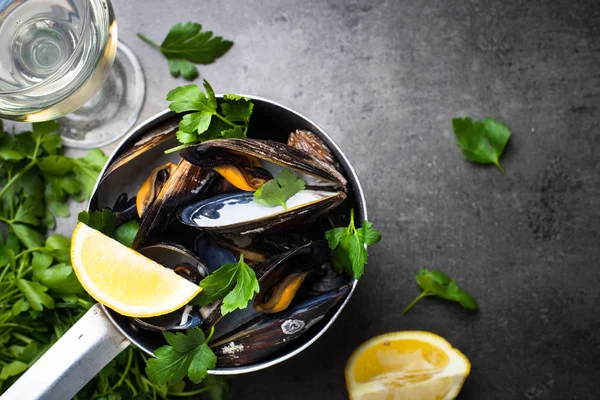 Haşlanmış midye ve beyaz şarap