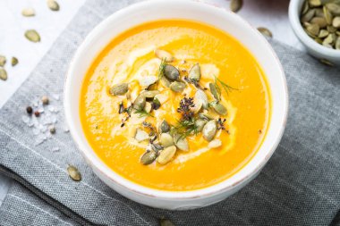 Kabak ve havuç çorbası Krem. 