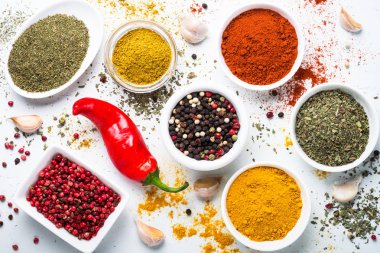 Taş masada bir kase içinde çeşitli baharatlar. 