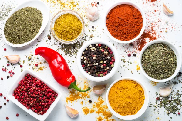 Taş masada bir kase içinde çeşitli baharatlar. 